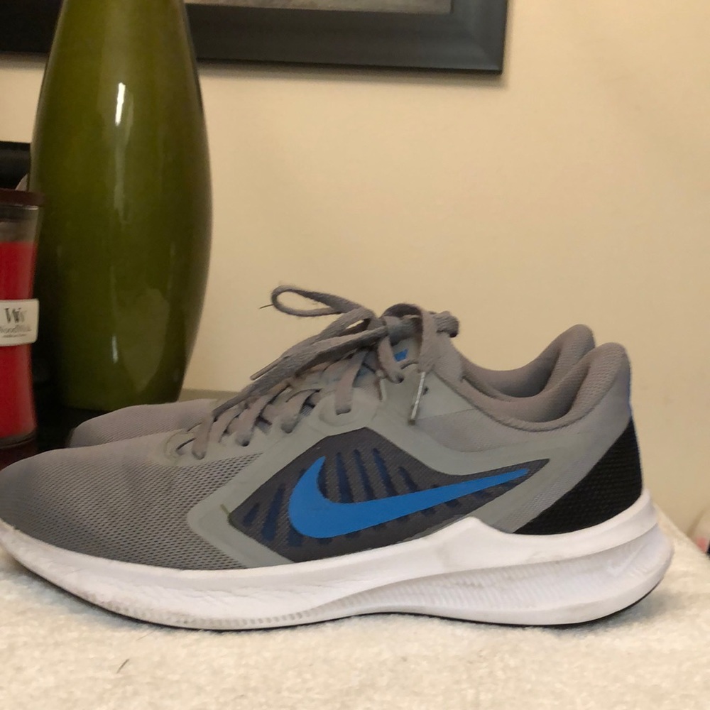 NIKE DOWNSHIFTER 10 RUNNING SNEAKERS  MENS SIZE 8.5